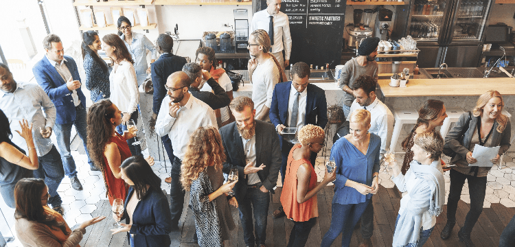 foto de evento corporativo com público e palestrante