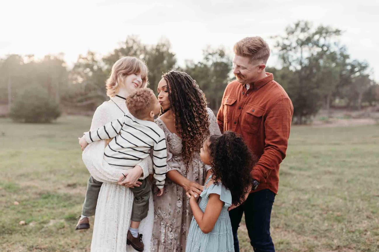 foto de evento social com pessoas interagindo