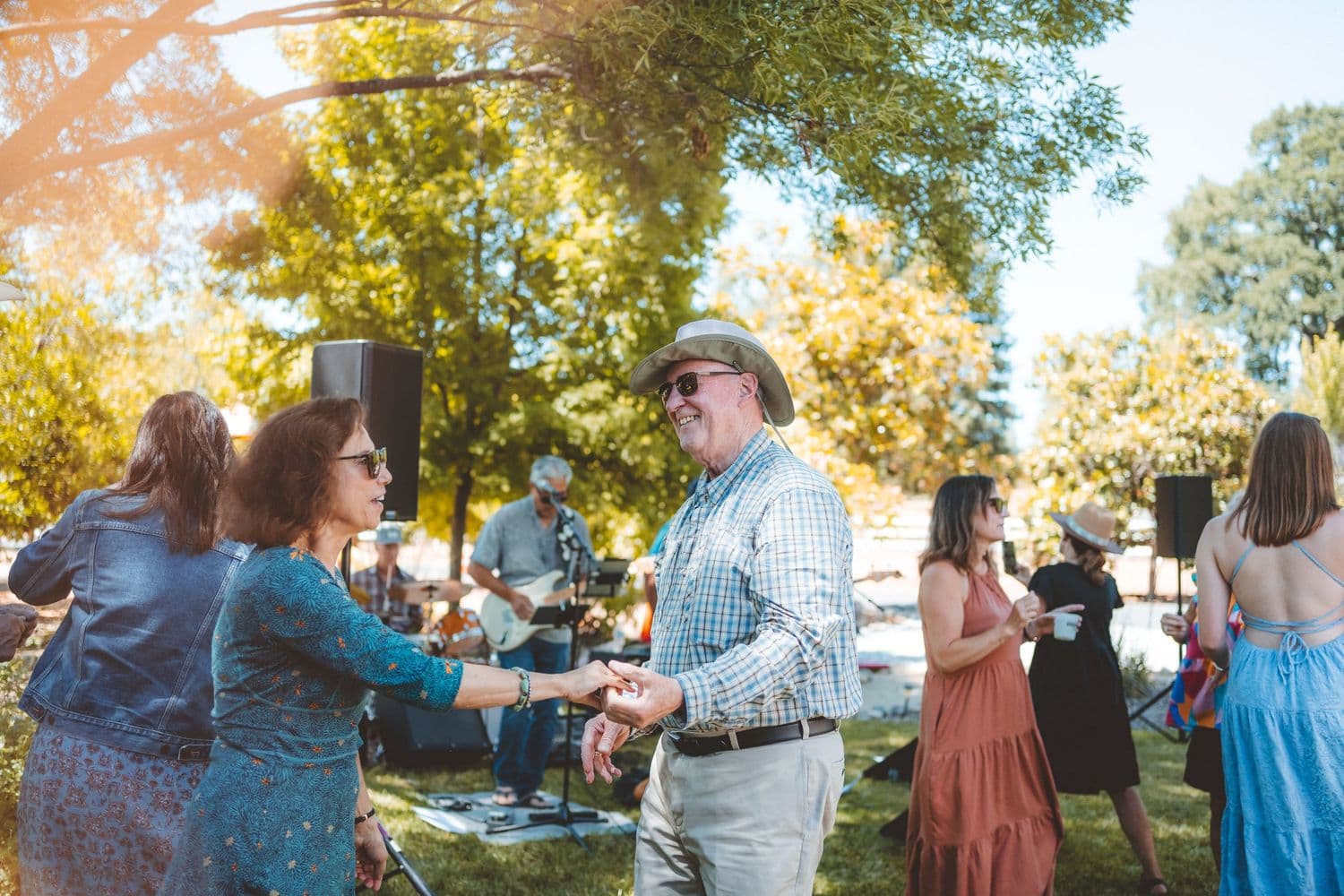 foto de festa social com pessoas interagindo