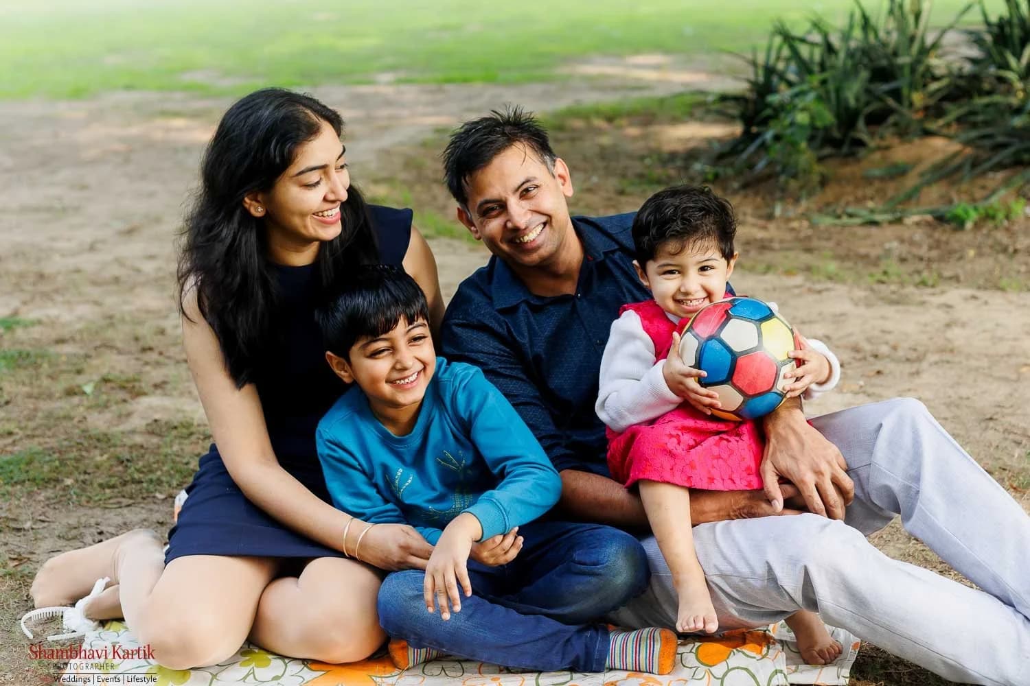 foto de festa social com pessoas sorrindo