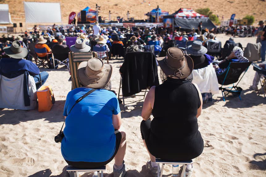Festa cultural com danças típicas